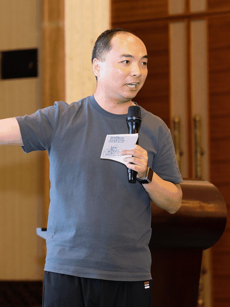 外行澯烽哥在演讲现场